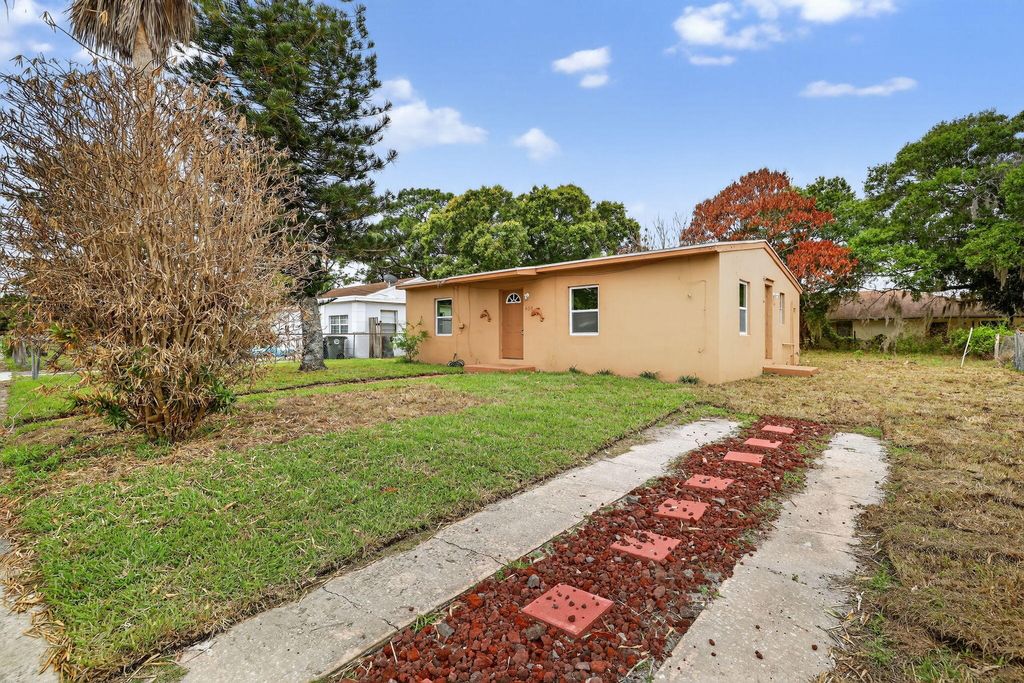 Photo of 405 N 22nd Street, Fort Pierce, FL 34950 (MLS # B26004130)