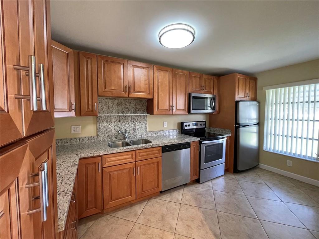 LAUDERDALE WEST - Residential