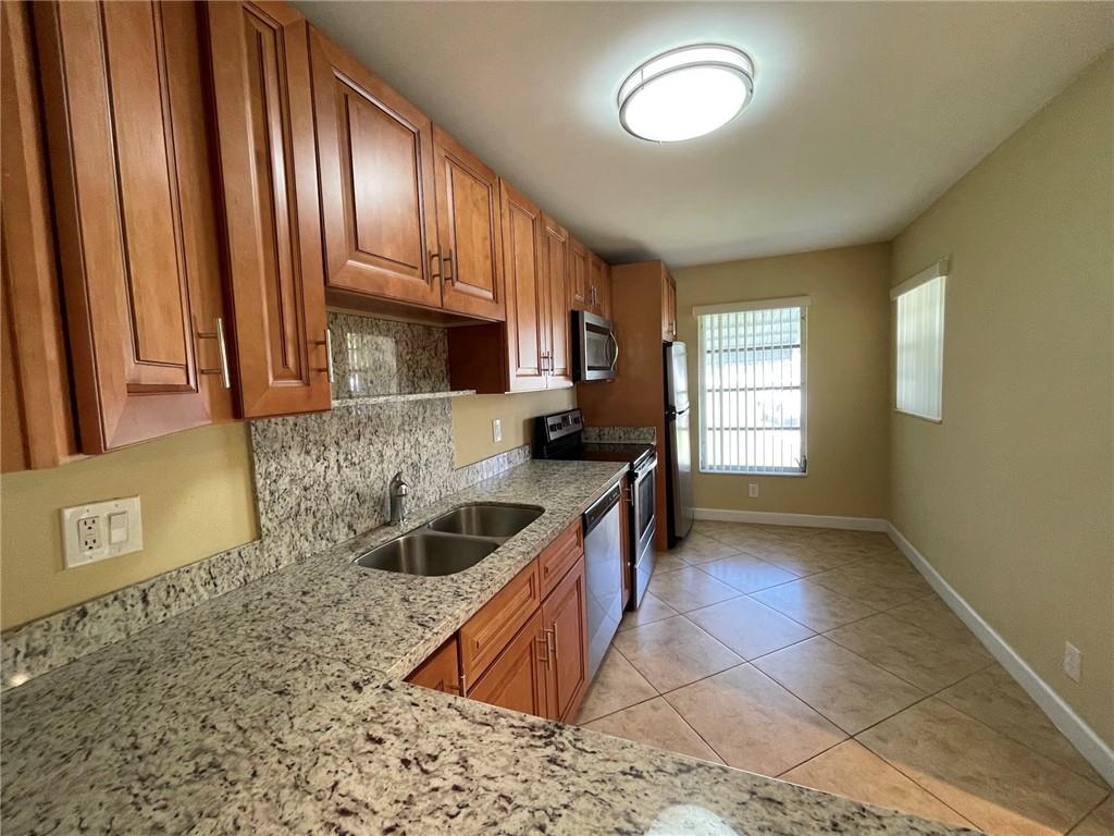 LAUDERDALE WEST - Residential