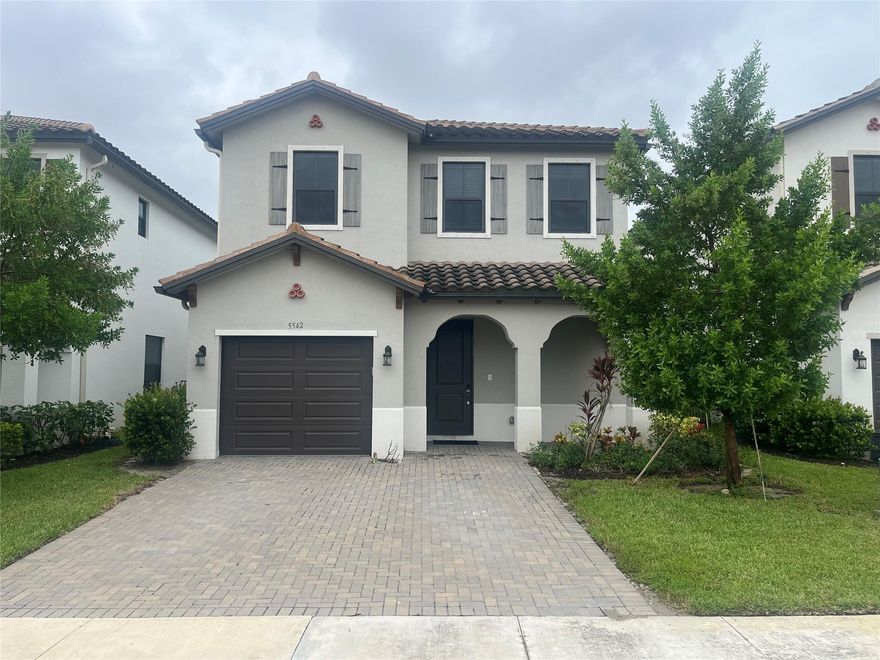 Welcome to the Beautiful Silverwood community on Ave Maria FL. With 3 bedrooms, 2.5 baths, 1 car Garage, Enjoy a country club life style.
Priced to sale