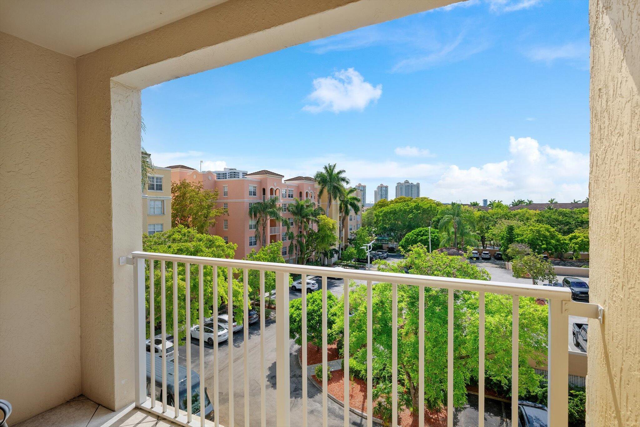 THE YACHT CLUB AT AVENTURA CONDO - Residential
