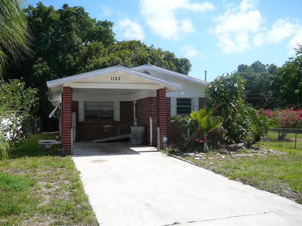 Photo of 1123 Pine Avenue, Fort Pierce, FL 34982 (MLS # R10722508)