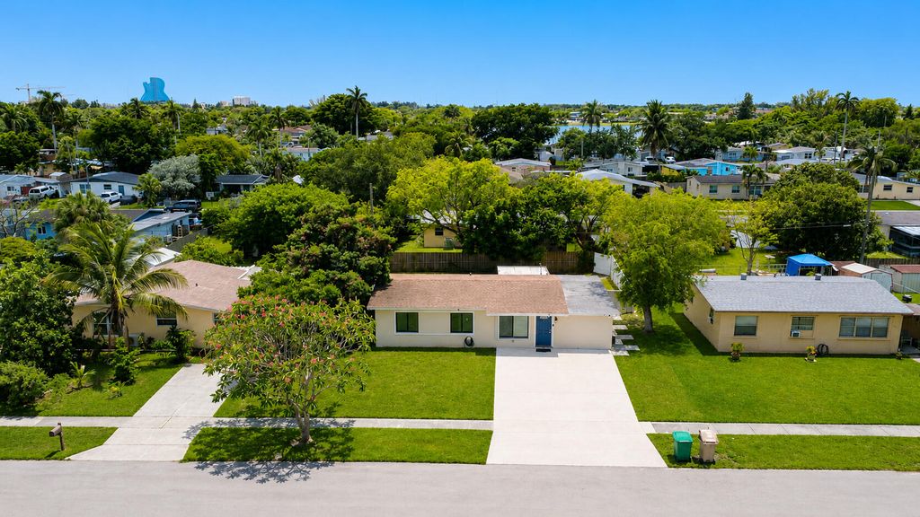 Photo of 5700 SW 37th Court, Davie, FL 33314 (MLS # B26028782)