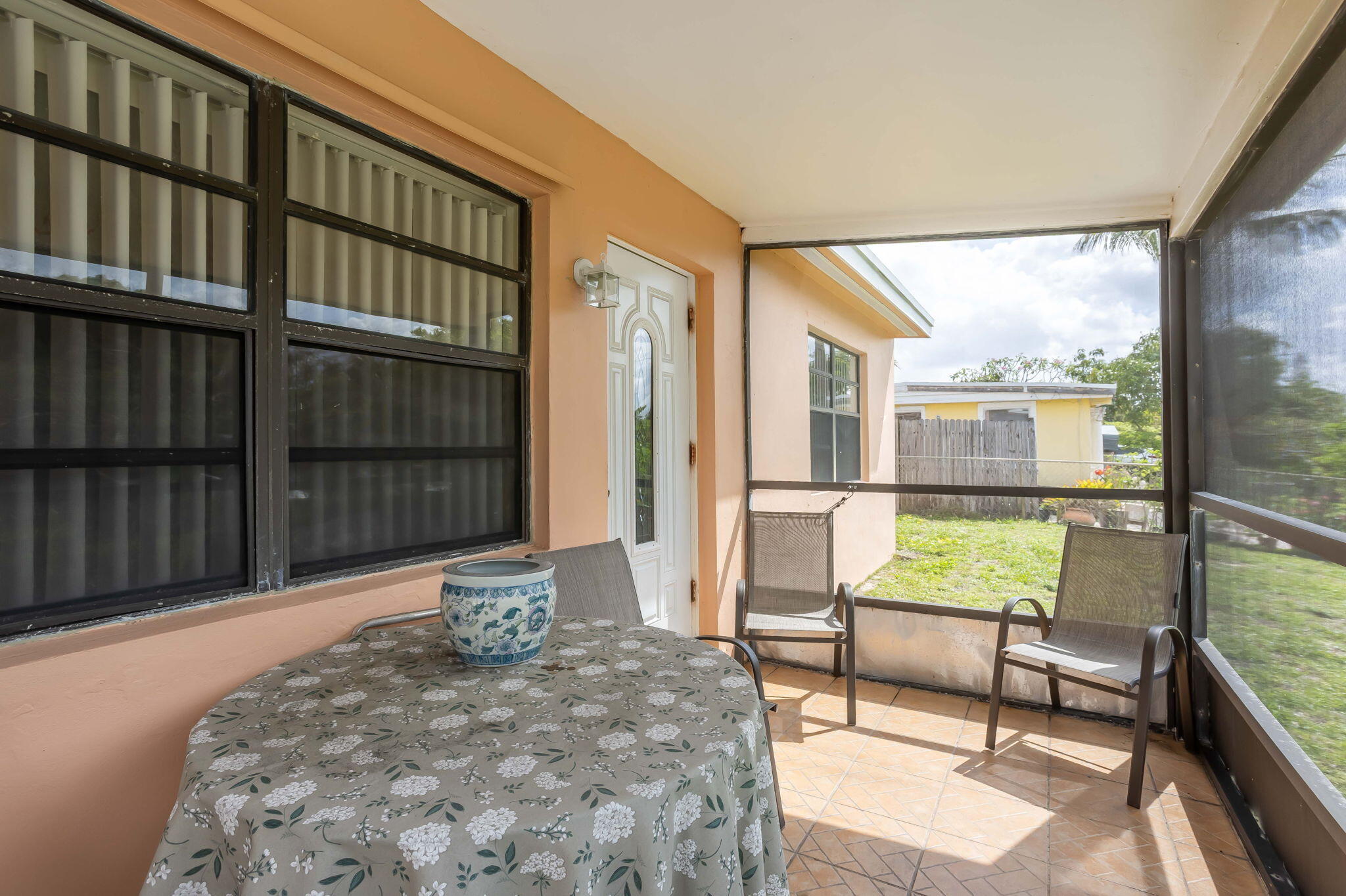 131 Ficus Tree Drive, Lantana, FL, 33462/$359,999 3 131 Ficus Tree Drive