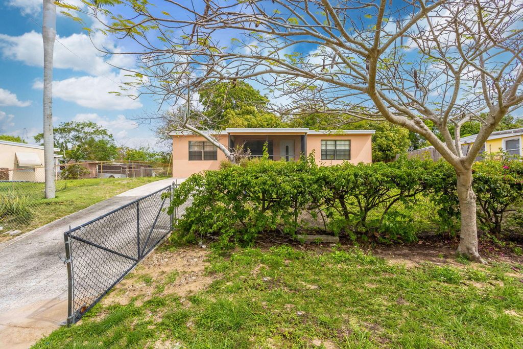 Photo of 131 Ficus Tree Drive, Lantana, FL 33462 (MLS # B26015049)
