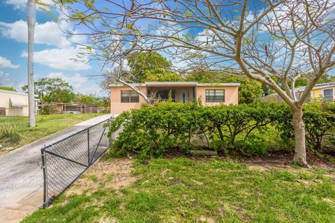 Photo of 131 Ficus Tree Drive, Lantana, FL 33462 (MLS # B26015049)