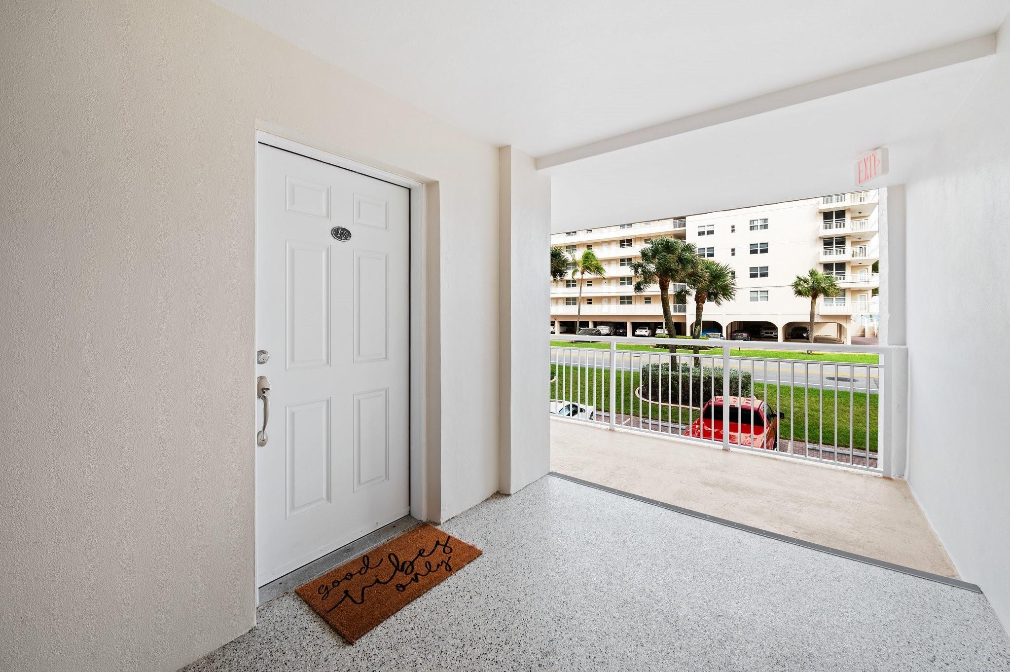 1050 Hillsboro Mile 203W