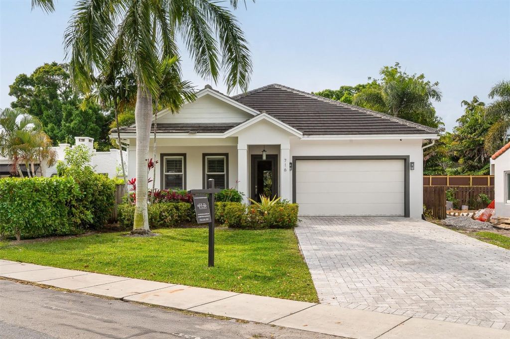 Photo of 716 Ponce De Leon Dr, Fort Lauderdale, FL 33316 (MLS # F10494453)