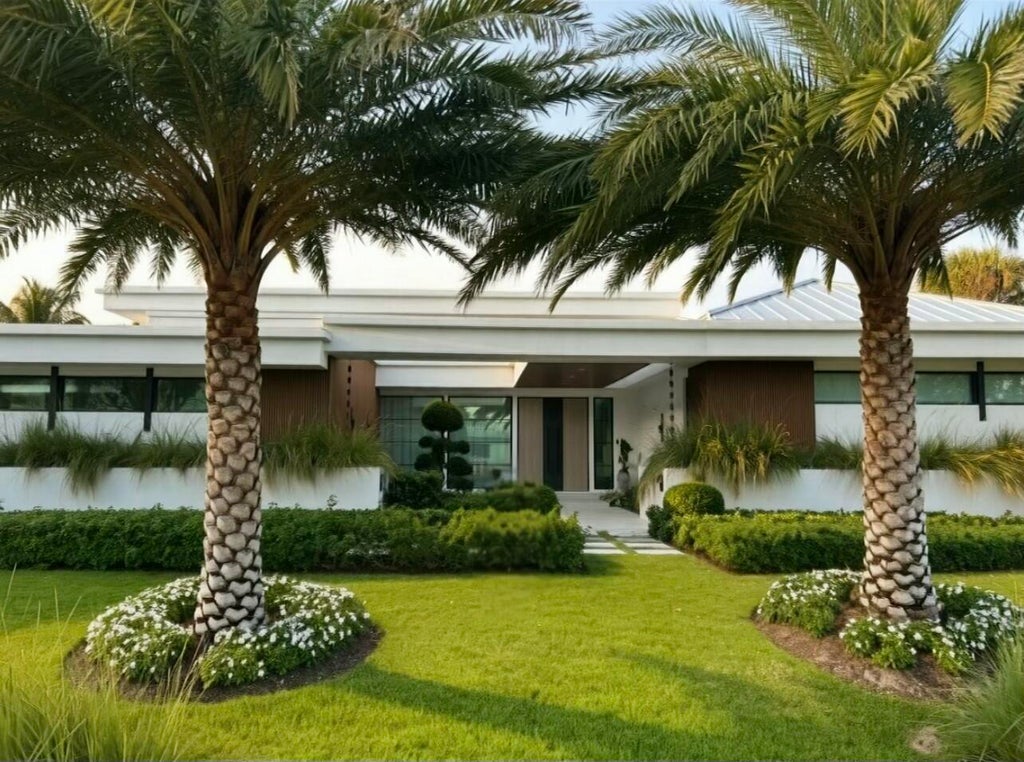 Photo of 7 Tahoe Lane, Sea Ranch Lakes, FL 33308 (MLS # B26068945)