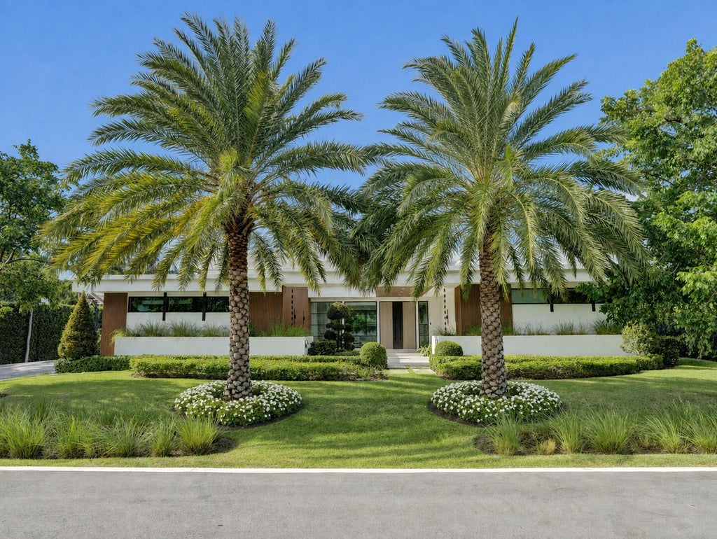 Photo of 7 Tahoe Lane, Sea Ranch Lakes, FL 33308 (MLS # B26068945)