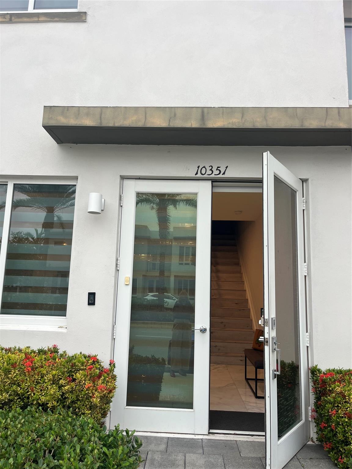 Amazing and luxurious townhouse, marble floors on the first floor, a spacious and fully integrated environment, where you can build your family room, living room and dining room, along with the modern and spacious kitchen, equipped with stainless-style appliances. A patio where you can have a place to install a grill if you want. Garage for two cars. Stairs and second floor made of vinyl and high impact windows. Enjoy the facilities of the modern club house, swimming pool, gym, tennis courts, picnic area and more. Pet friendly community.