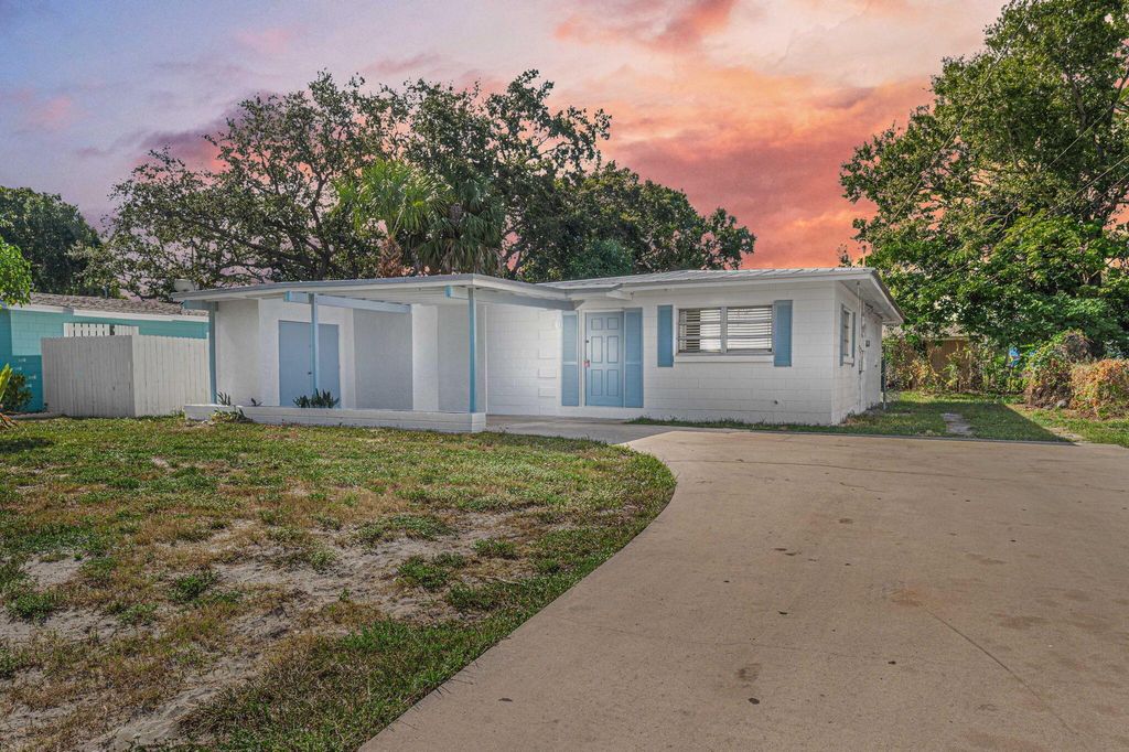 Photo of 111 Gardenia Avenue, Fort Pierce, FL 34982 (MLS # R10920100)