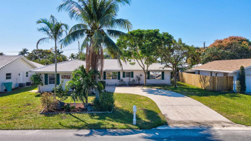 Photo of 1330 SW 25th Way, Boynton Beach, FL 33426 (MLS # R10962474)