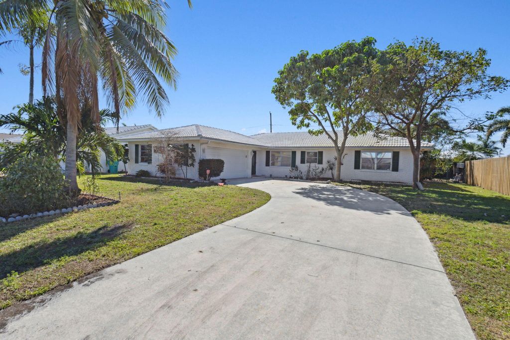 Photo of 1330 SW 25th Way, Boynton Beach, FL 33426 (MLS # R10962474)