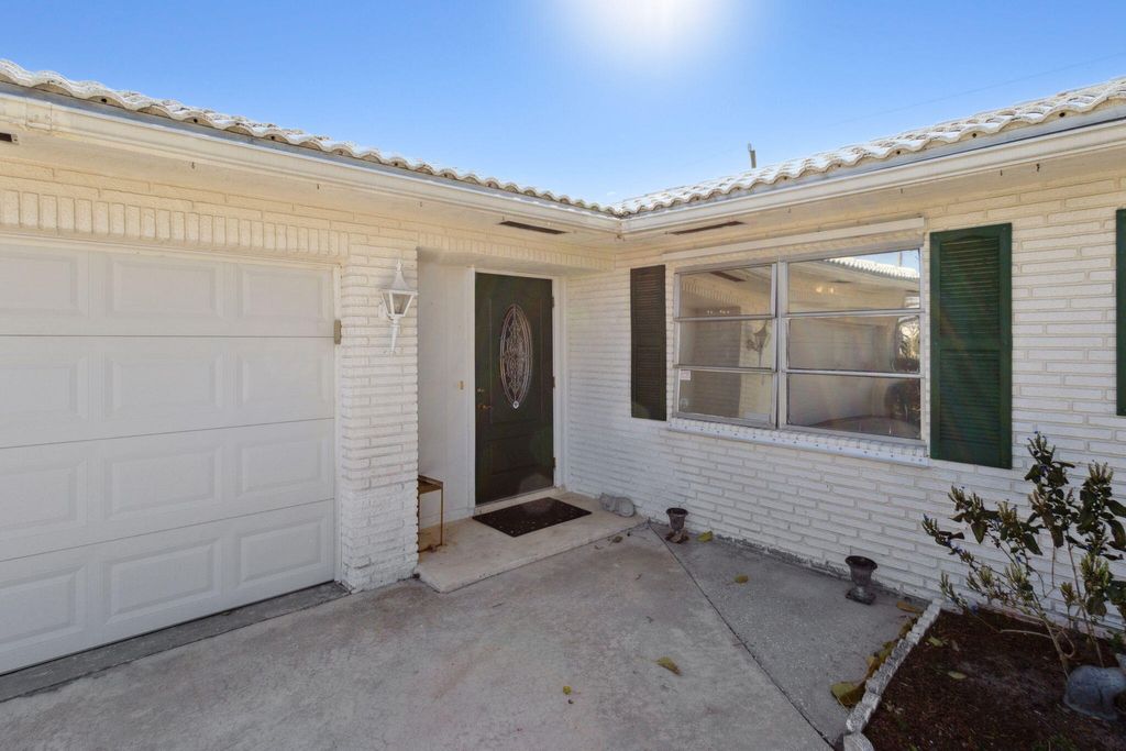 Photo of 1330 SW 25th Way, Boynton Beach, FL 33426 (MLS # R10962474)