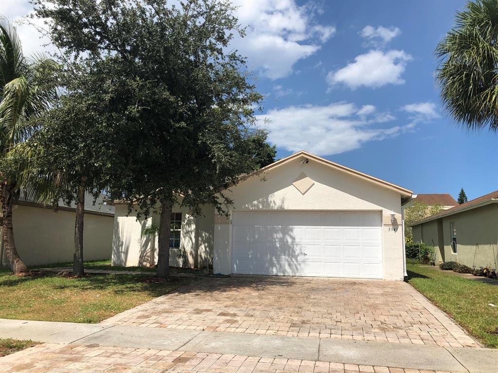 VICTORIA WOODS 4 - Residential Lease