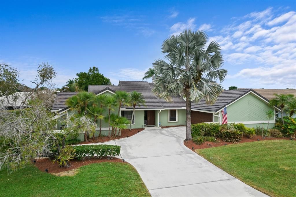 Photo of 20 Cambria Road E, Palm Beach Gardens, FL 33418 (MLS # R10860890)