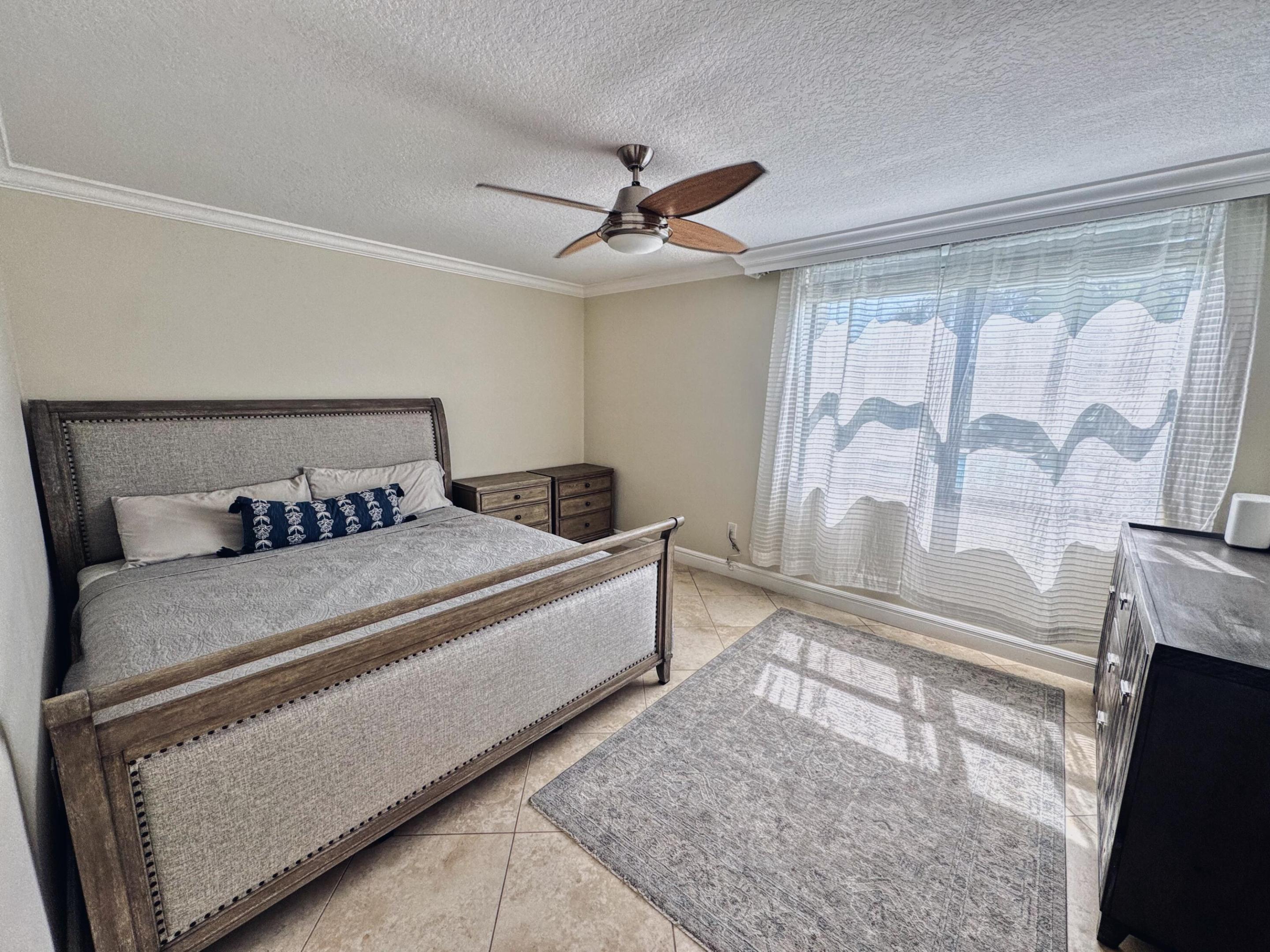 LAKESIDE CONDO - Residential Lease