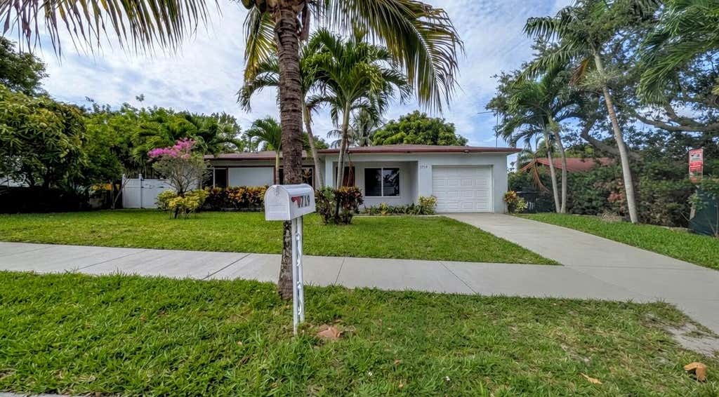 Photo of 1719 15th Avenue N, Lake Worth Beach, FL 33460 (MLS # B26042786)