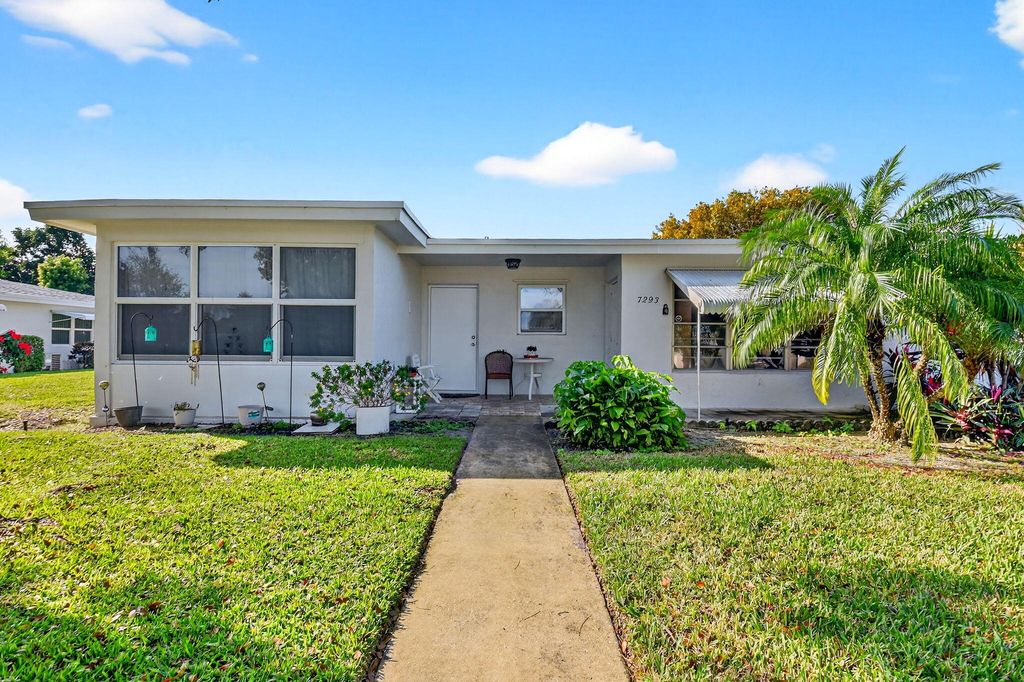 Photo of 7293 W Oakridge Circle, Lake Worth, FL 33462 (MLS # R11149392)