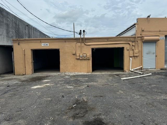 Commercial Warehouse Space off of South Dixie Highway and Fletcher. Includes 1,650 sq ft 2 large bays with 2 garage doors, 2 offices and bathroom. Entrance in front through garage doors or side private door and a gated storage with roof. About 10-15 Minutes from Hollywood and Ft. Lauderdale Beaches. Property located on a very busy street on the Southbound of S. Dixie Highway. Lots of warehouses in the area including many different trades.