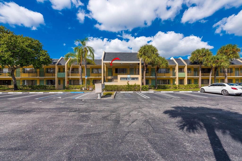 Photo of 1529 Meadows Circle W, Boynton Beach, FL 33436 (MLS # R11143037)