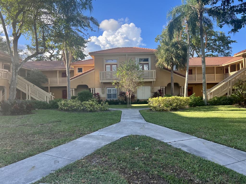Light and bright 1/1 with spacious balcony overlooking the lake. New stainless steel appliances being installed. Open layout with washer dryer in unit. Bedroom is spacious with walk-in closet. Central West Palm Beach gated community.