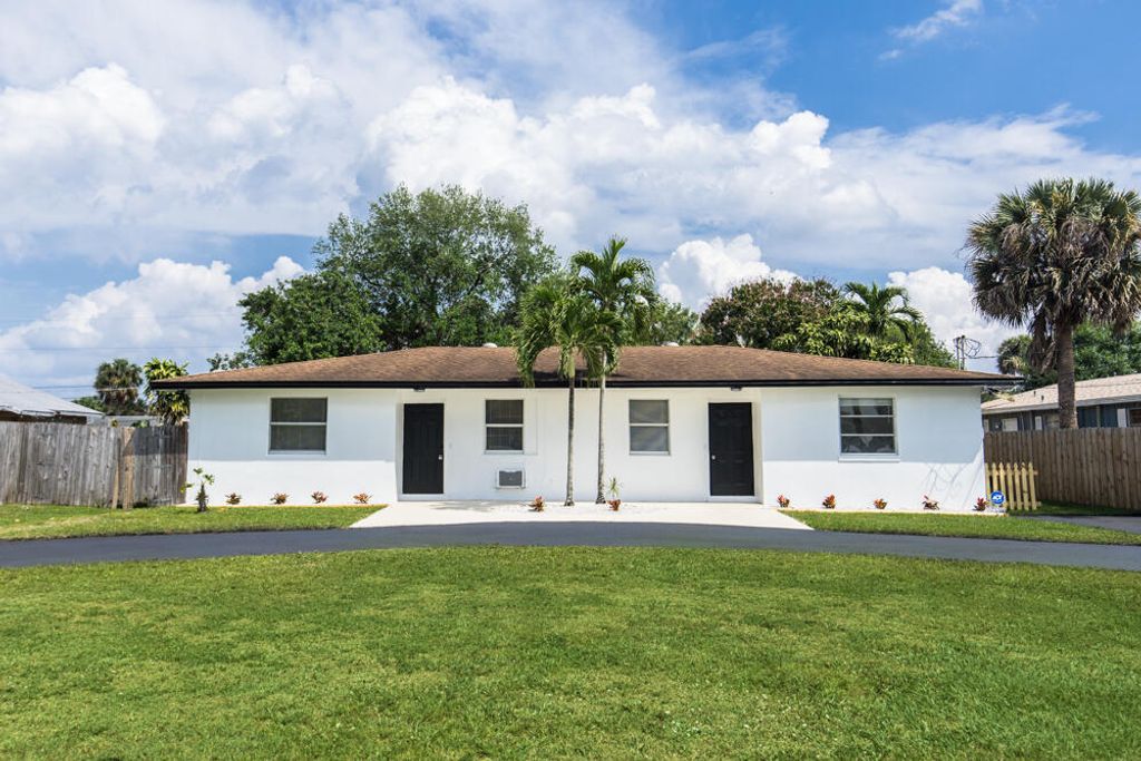 Photo of 8562 Sunset Drive, Palm Beach Gardens, FL 33410 (MLS # R10988157)