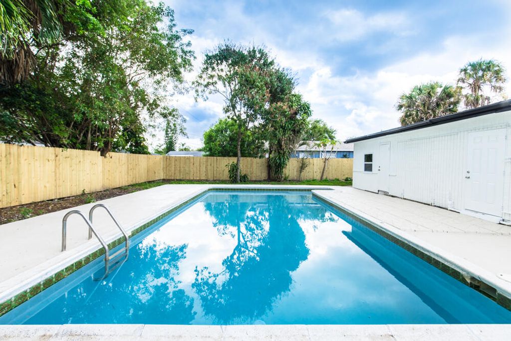 Photo of 8562 Sunset Drive, Palm Beach Gardens, FL 33410 (MLS # R10988157)