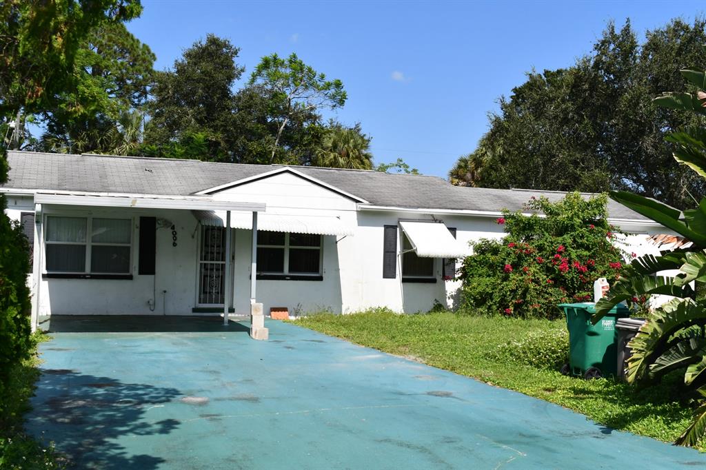 WOW!!! Cant beat this 4 BEDROOMS 2 BATHS, NICE CARPOT , REALLY BIG AND CONFORTABLE LAUNDRY ROOM, THE HOUSE IS SEATING IN 1/2 ACRE DE3FINITLY A LOT OF SPACE TO PARK YOUR BOAT. RV, BUSSINES VEHICLE, TRUCK OR JUST SIMPLE RENT THE EXTRA SPACE.Rented for $1400,00