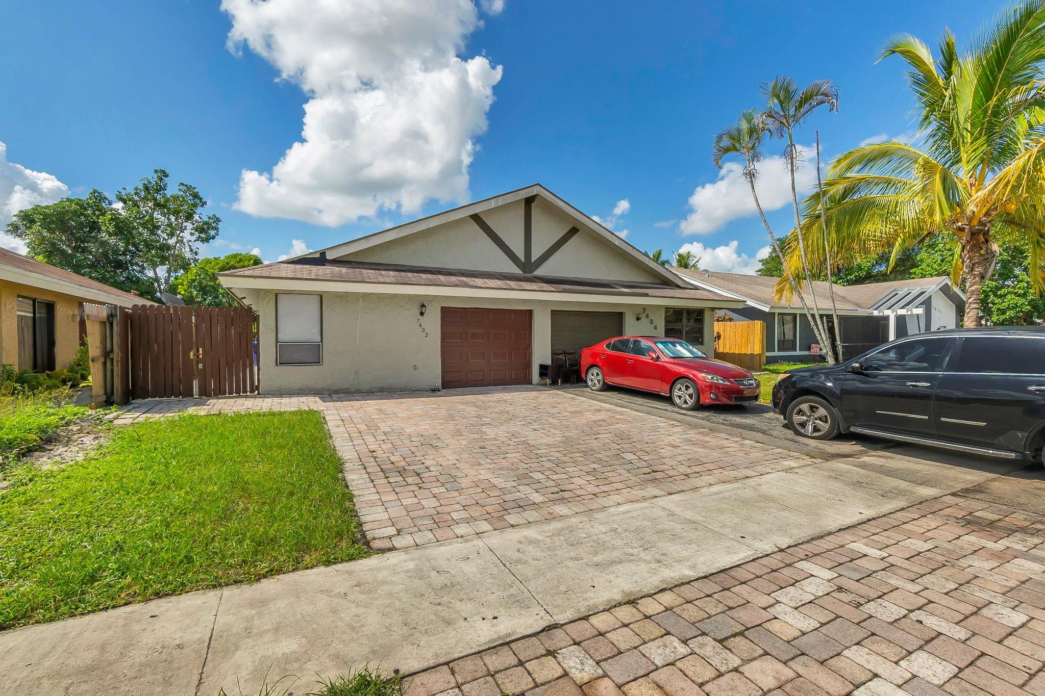 * BRAND NEW ROOF * RARE 4 BR REMODELED & SPACIOUS HALF DUPLEX W/VAULTED CEILING ** NO HOA ** All
tile flooring throughout * Freshly painted in neutral soft grey * Wood cabinets, granite counters and stainless-steel
appliances * Open galley-style kitchen with lots of cabinets & counter space * Tiled 1 Car Garage w/Central Air &
FULL-SIZE Side/Side Washer/Dryer * THE GARAGE IS NOT THE 4TH BEDROOM * Great room living/dining area *
Updated bathrooms w/new vanities & easy clean tub/showers * Fully Fenced concrete side entry & back Yard for
limited landscaping care * Residential Street * DOUBLE-WIDE PAVER DRIVEWAY W/POTENTIAL TO PARK 4
VEHICLES * Perfect starter home or easy rental for investors * Close to schools, Hampton Park, Walmart & more *