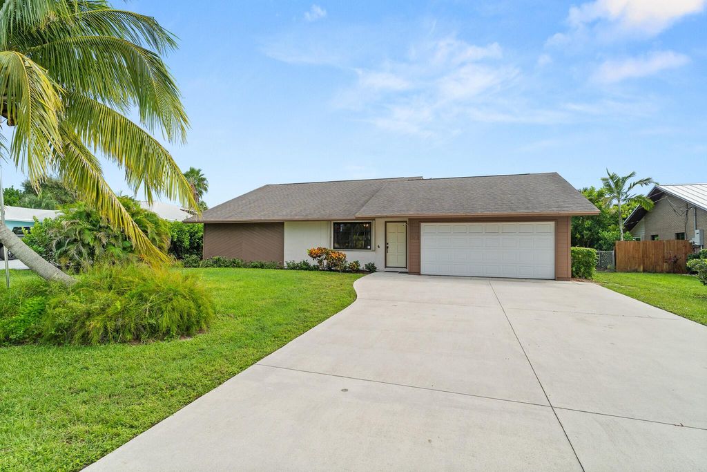 Photo of 4726 SE Manatee Terrace, Stuart, FL 34997 (MLS # R11131349)