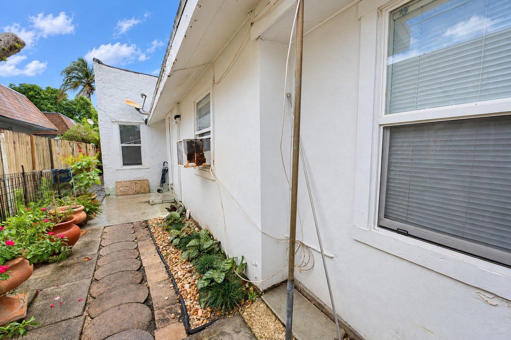 Photo of 906 S J Street, Lake Worth Beach, FL 33460 (MLS # B26087347)