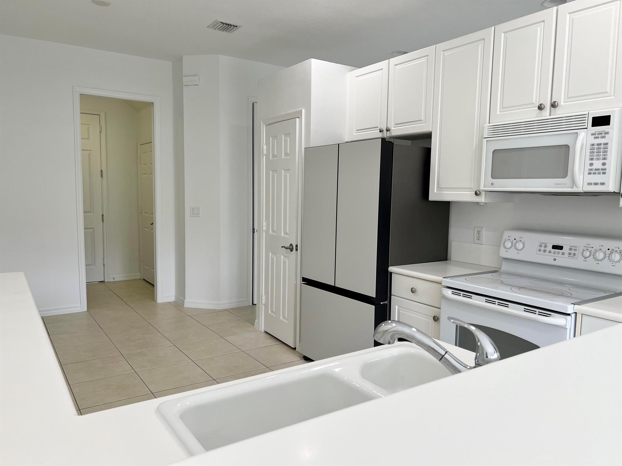 CARRIAGE POINTE TOWNHOMES - Residential Lease