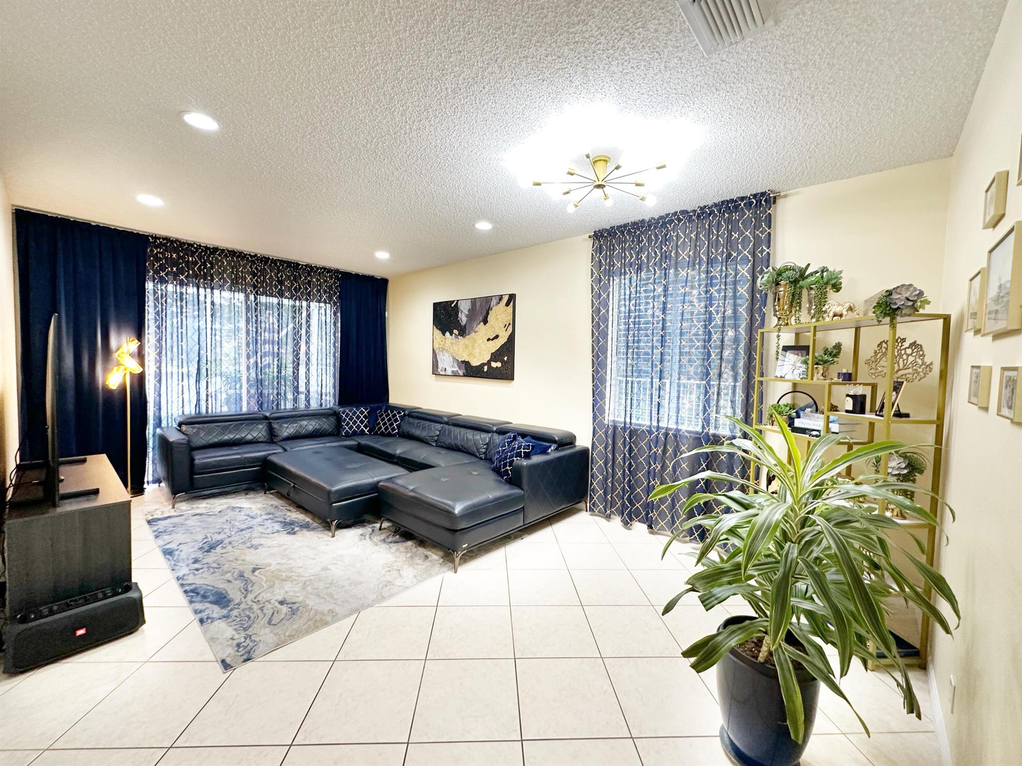 BANYAN TRAILS - Residential Lease
