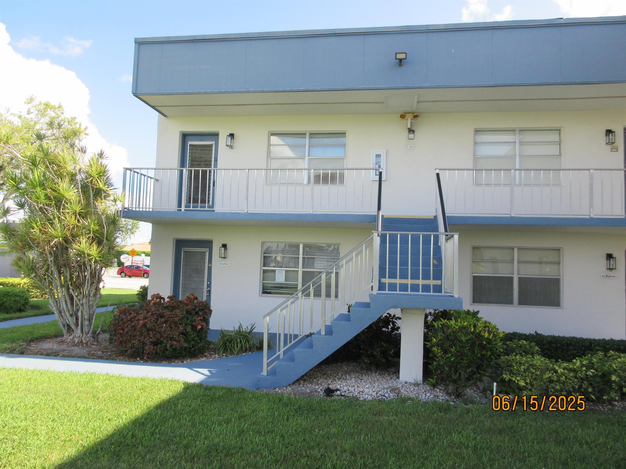 Delray Beach Kings Point. This 1-bedroom, 1.5-bath condo.Vinyl floors throughout for easy maintenance. The enclosed porch includes washer and dryer. Corner 1st Floor unit. Kings Point amenities, include two 18-hole golf courses, multiple clubhouses, indoor and outdoor pools, tennis and pickleball courts, a fitness center, an on-site cafe, theater, and a wide variety of social activities. The courtesy shuttle provides access to shopping, dining, and medical facilities! Delray Beach is one of South Florida's most sought-after locations..