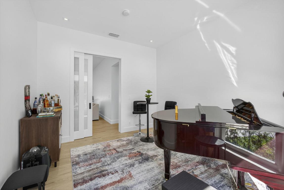 CRYSTAL POINTE 1 - Residential