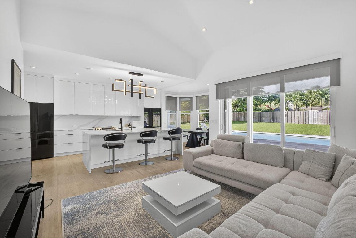 CRYSTAL POINTE 1 - Residential