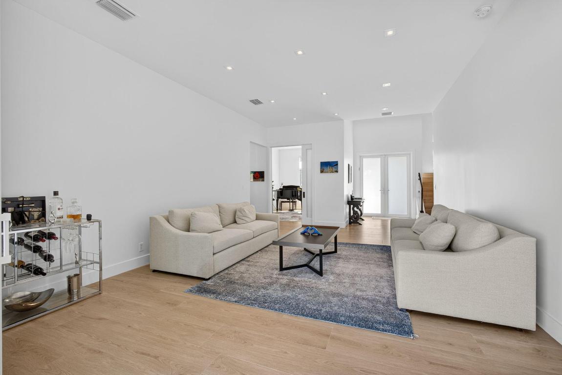 CRYSTAL POINTE 1 - Residential