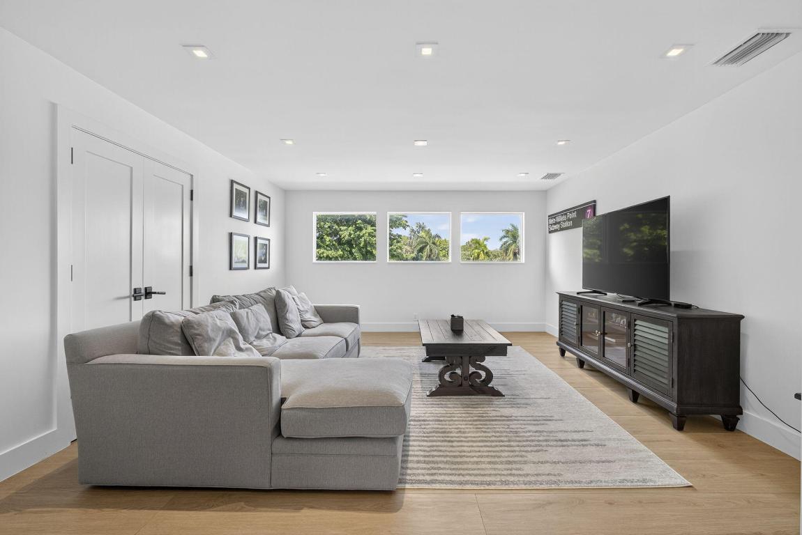 CRYSTAL POINTE 1 - Residential