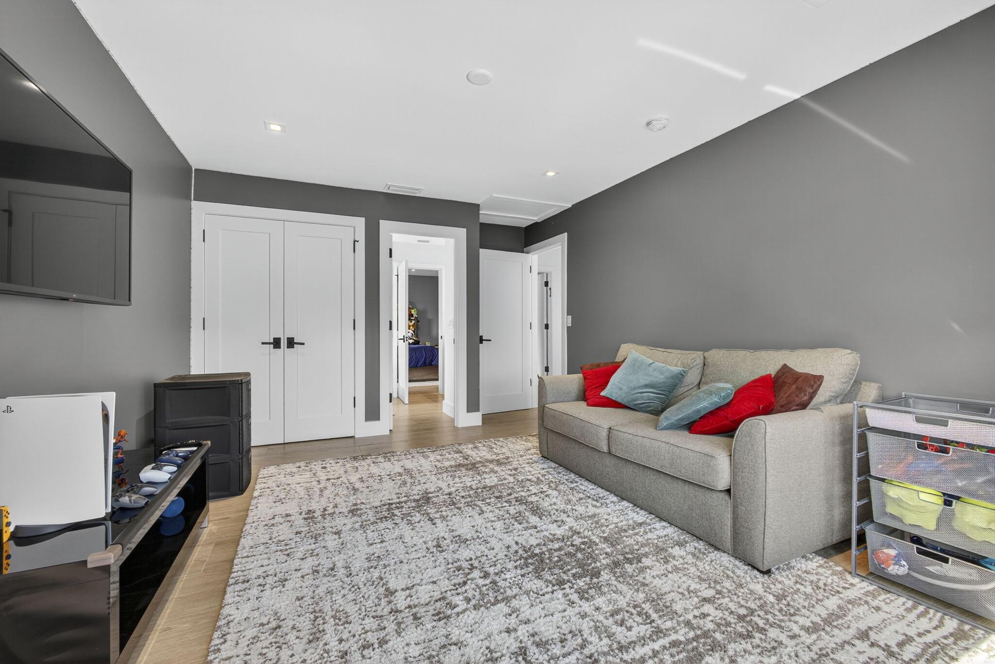 CRYSTAL POINTE 1 - Residential