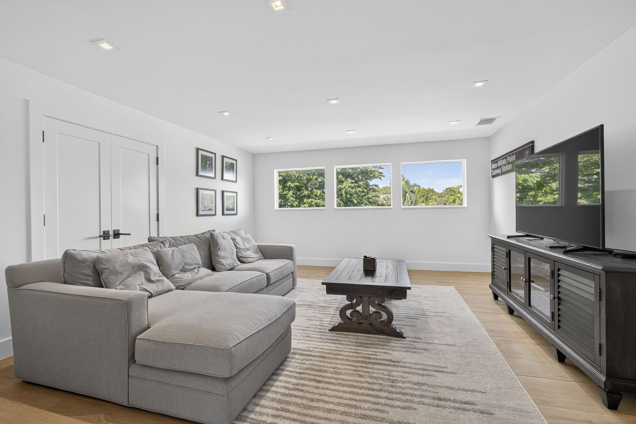 CRYSTAL POINTE 1 - Residential