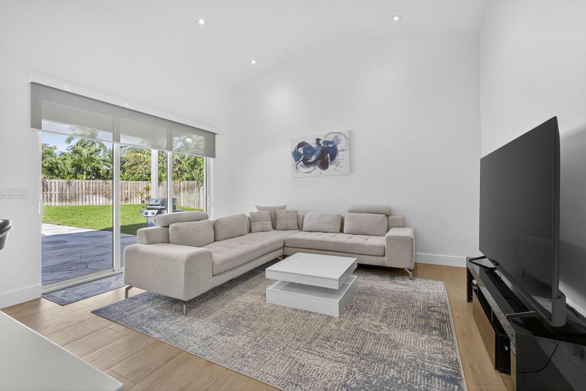 CRYSTAL POINTE 1 - Residential