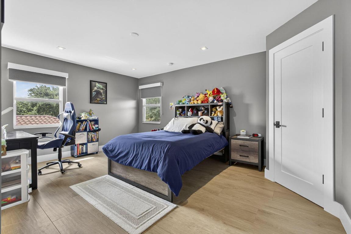 CRYSTAL POINTE 1 - Residential