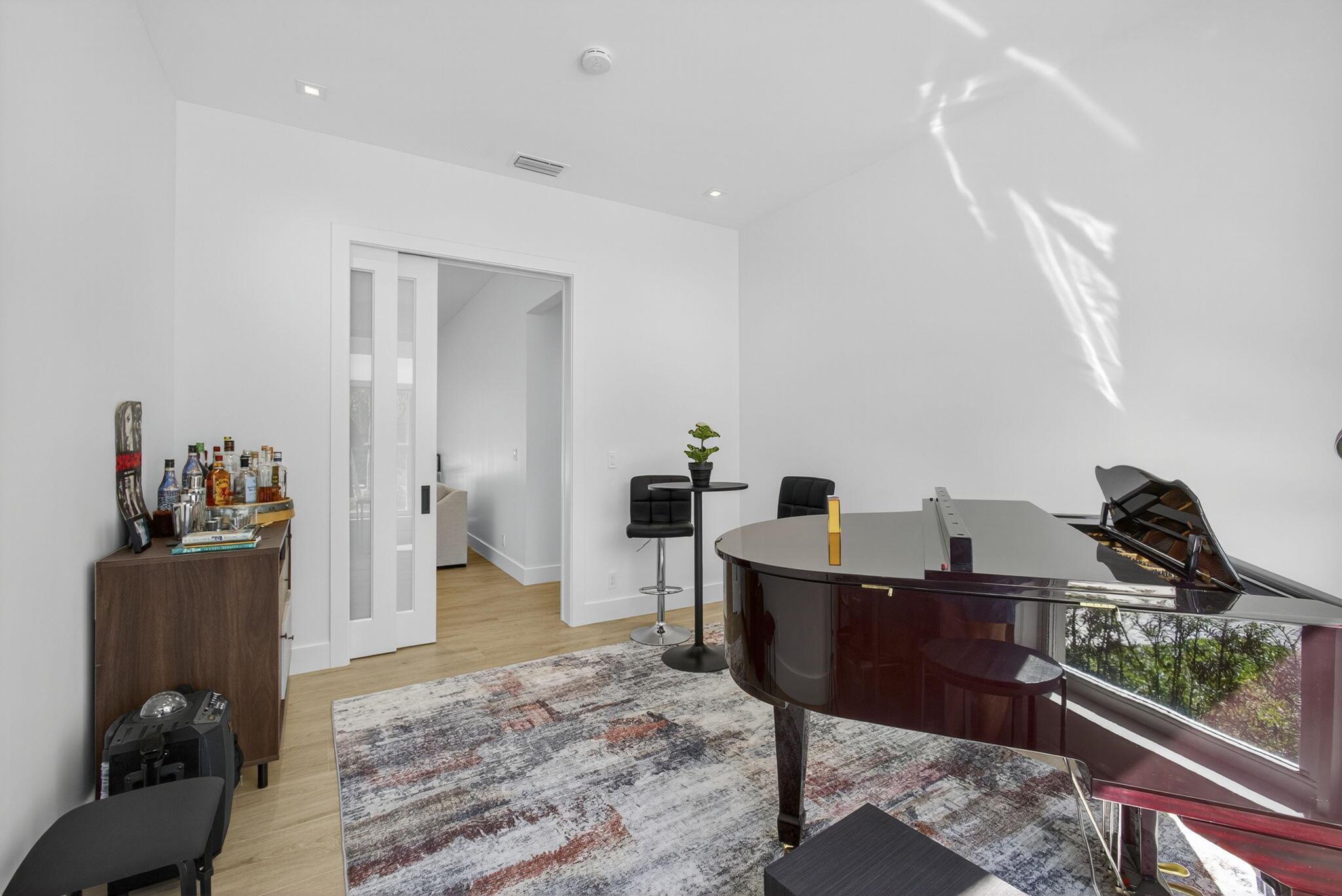 CRYSTAL POINTE 1 - Residential