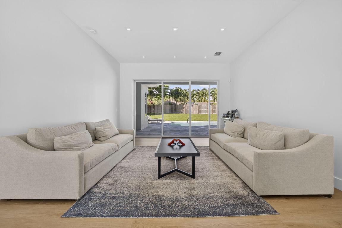 CRYSTAL POINTE 1 - Residential