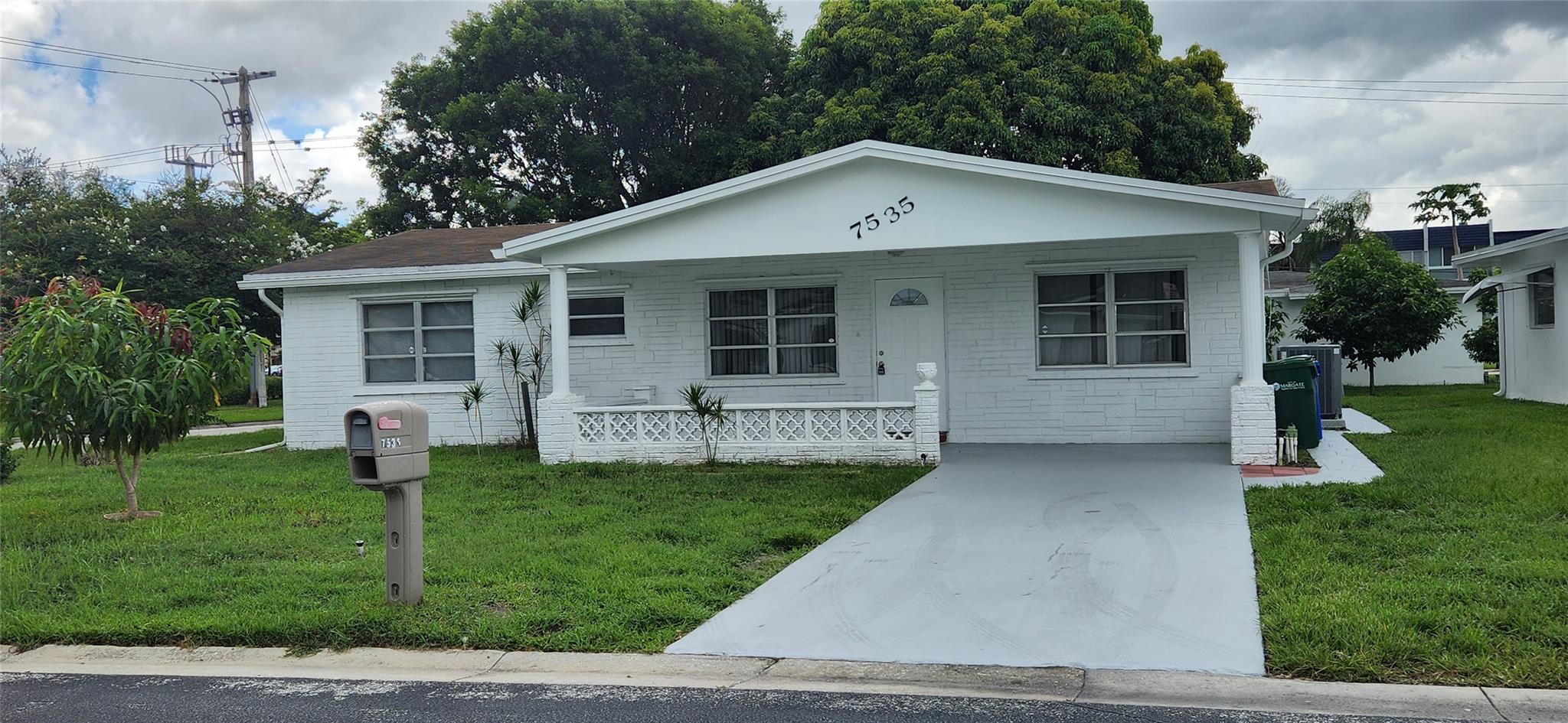Beautiful spacious home in lovely Paradise Gardens 4. 3 bedrooms and 2 full bathrooms. Completely remodeled home elegantly designed with neutral colors, kitchen with granite counter tops, stainless steel appliances.
HOPA association approval with personal interview. Minimum credit score 700+ and minimum income​​‌​​​​‌​‌​​​‌‌​​​‌‌‌​​‌​​‌‌​​​​ required.