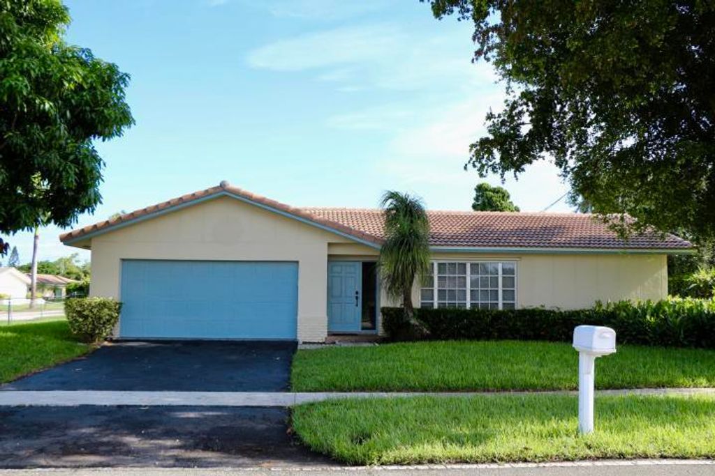 Photo of 9 Burning Tree Lane, Boca Raton, FL 33431 (MLS # B26022225)