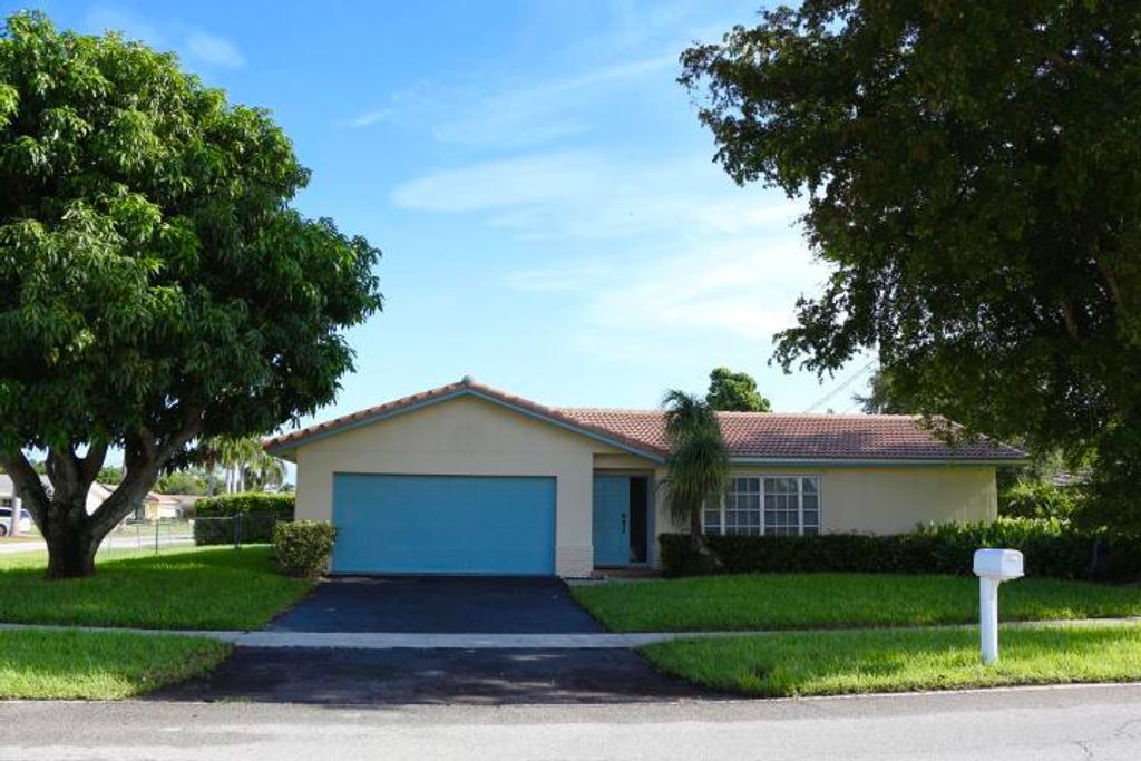 Photo of 9 Burning Tree Lane, Boca Raton, FL 33431 (MLS # B26022225)