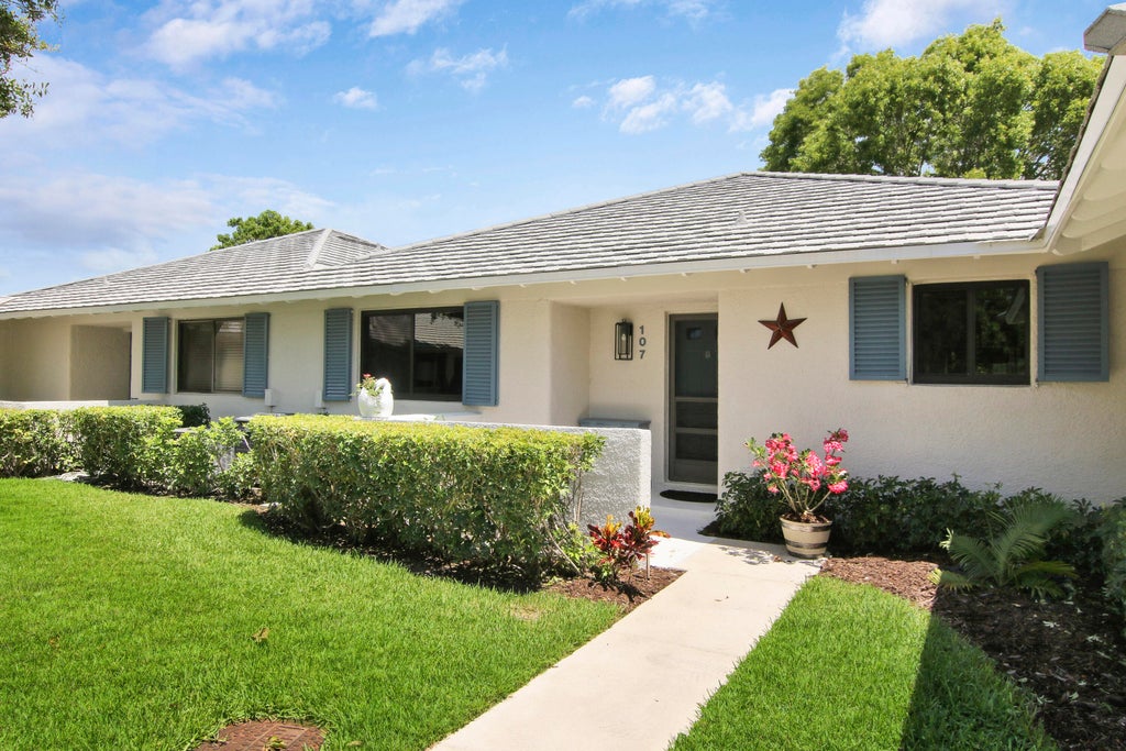 Photo of 107 Club Drive, Palm Beach Gardens, FL 33418 (MLS # R10886097)